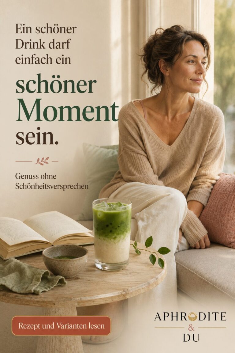Eine Frau sitzt entspannt am Fenster neben einem geschichteten Eis-Matcha-Latte und einem offenen Buch. Der Text lautet: „Ein schöner Drink darf einfach ein schöner Moment sein.“ Das Logo von APHRODITE & DU befindet sich unten rechts.
