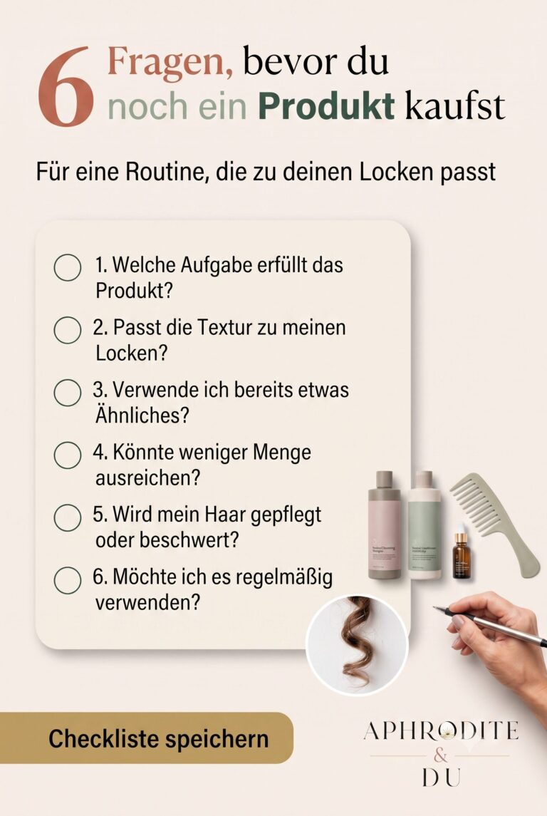 Eine Checkliste mit sechs Fragen liegt neben drei neutralen Haarpflegeprodukten, einem grobzinkigen Kamm und einer natürlichen Locke. Der Haupttext lautet: „6 Fragen, bevor du noch ein Produkt kaufst.“