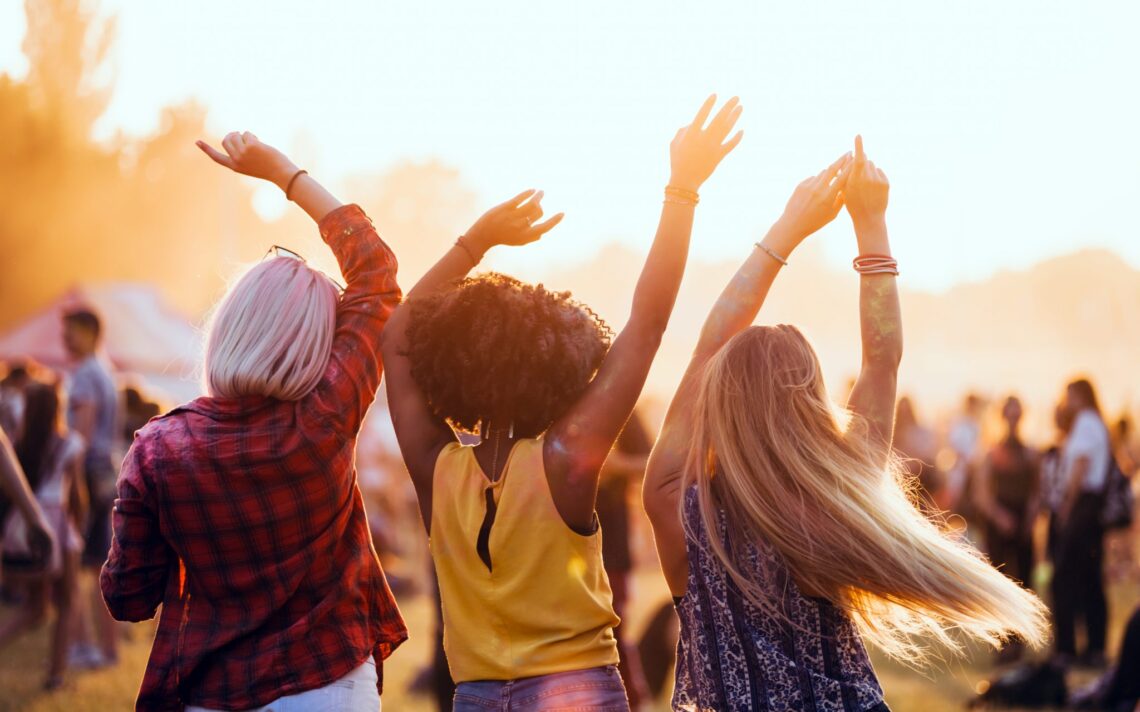 Festival Essentials mit Sonnencreme, Lippenpflege und kompakter Reisekosmetik als Symbol für Festival Beauty Tipps und eine praktische Packliste für den Mai.