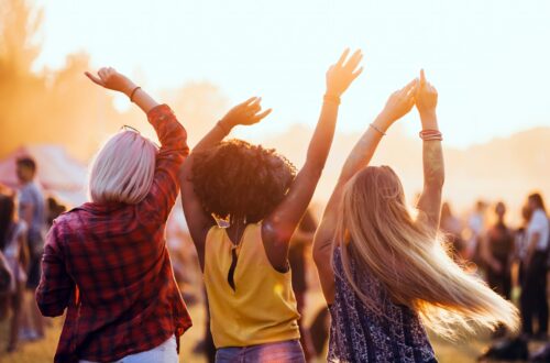 Festival Essentials mit Sonnencreme, Lippenpflege und kompakter Reisekosmetik als Symbol für Festival Beauty Tipps und eine praktische Packliste für den Mai.
