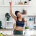 Frau bereitet einen Smoothie mit veganem Protein Pulver zu als Symbol für Plant Protein Lifestyle und moderne High Protein Frühstückstrends.