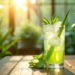 Gekühlter Aloe Vera Saft im Glas mit frischen Aloe-Vera-Blättern als grünes Lifestyle-Getränk für bewusste Alltagsroutinen.