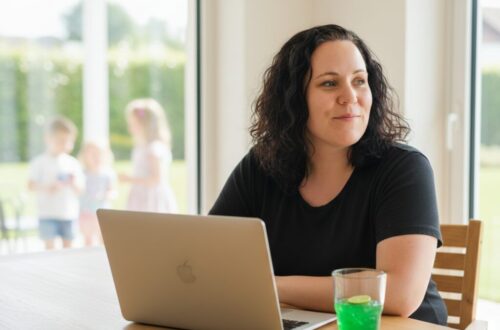 Dreifache Mutter arbeitet flexibel mit Laptop zuhause als Symbol für Nadjas Weg von der Pflegeleitung zu mehr Freiheit mit Mom Business.