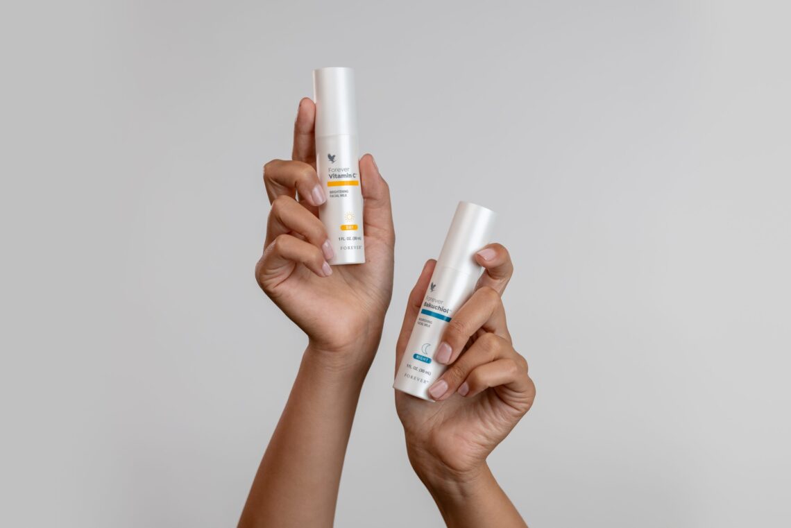 Forever Vitamin C und Forever Bakuchiol als sanftes Pflegeduo für Tages- und Nachtpflege mit Aloe Vera und strahlendem Hautgefühl.
