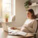 Schwangere Frau plant mit Laptop ihr Online-Business als Symbol für Marinas Weg, Mom Business und vorausschauende Familienplanung.
