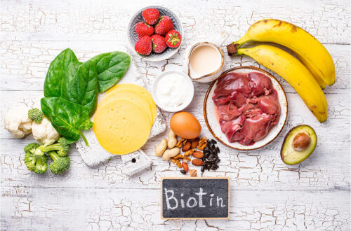 Natürliche Lebensmittelquellen von Biotin wie Eier, Nüsse, Haferflocken, Avocado und Vollkornprodukte als Symbol für Vitamin B7 für Haut, Haare und Nägel.