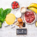 Natürliche Lebensmittelquellen von Biotin wie Eier, Nüsse, Haferflocken, Avocado und Vollkornprodukte als Symbol für Vitamin B7 für Haut, Haare und Nägel.