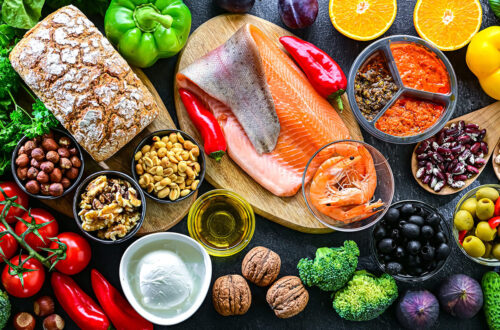 Mediterrane Lebensmittel mit Gemüse, Fisch, Nüssen und gesunden Fetten als Symbol für Low Carb Ernährung und bewusste kohlenhydratarme Küche.