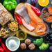 Mediterrane Lebensmittel mit Gemüse, Fisch, Nüssen und gesunden Fetten als Symbol für Low Carb Ernährung und bewusste kohlenhydratarme Küche.