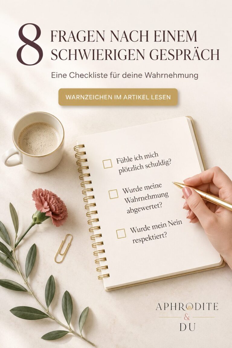 Hochwertiger Checklisten-Pin mit Notizbuch, Stift und drei sichtbaren Fragen zu Schuld, Wahrnehmung und Grenzen. Darüber steht „8 Fragen nach einem schwierigen Gespräch“.