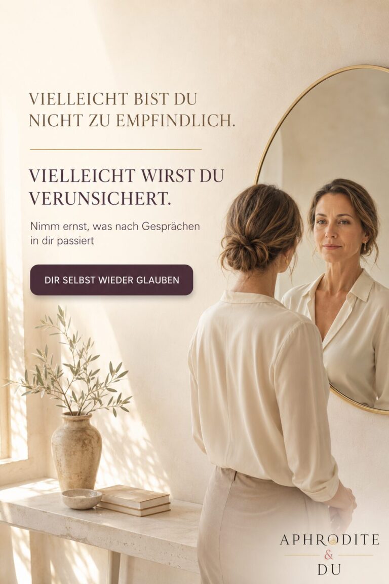 Erwachsene Frau betrachtet sich ruhig in einem Spiegel, während ihr Spiegelbild klar und selbstsicher wirkt. Darüber steht „Vielleicht bist du nicht zu empfindlich. Vielleicht wirst du verunsichert.“
