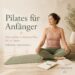 Erwachsene Frau auf einer Pilatesmatte als Titelbild für einen vierwöchigen Pilates-Anfängerplan zu Hause.