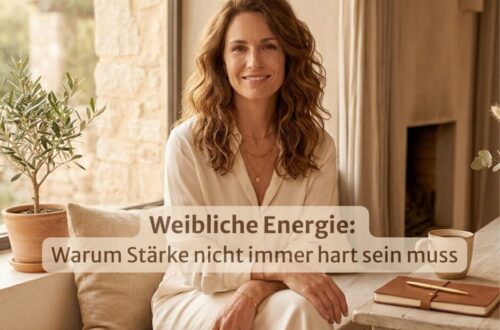 Frau sitzt ruhig im warmen Licht als Symbol für weibliche Energie, moderne Weiblichkeit, Selbstverbindung und innere Stärke.